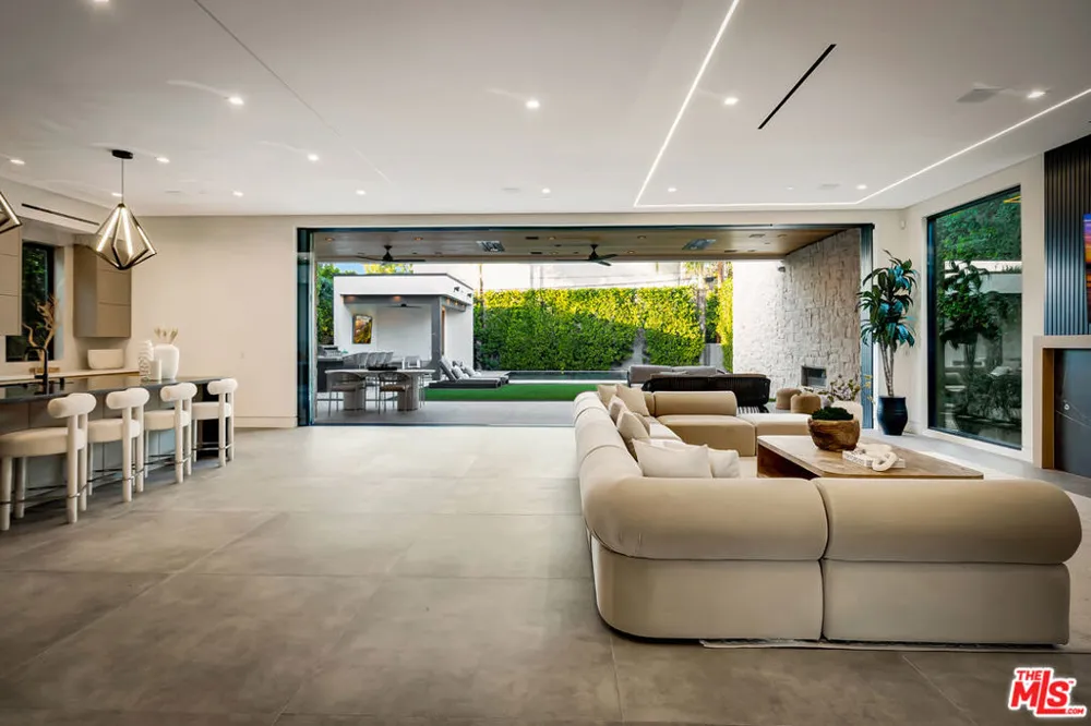 15743 Hesby Street Encino, CA 91436