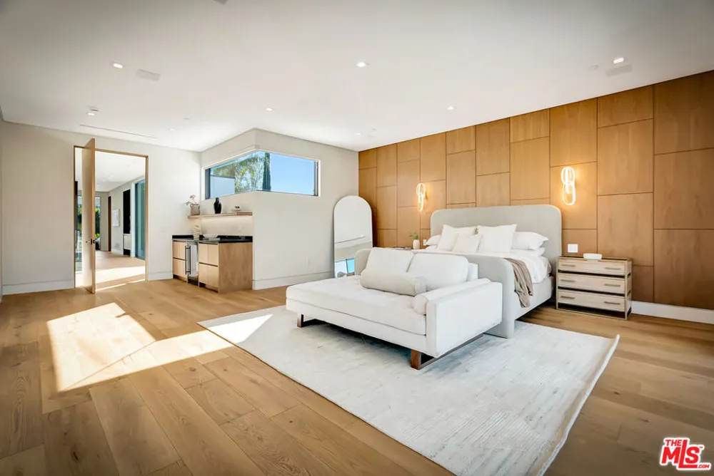 15743 Hesby Street Encino, CA 91436