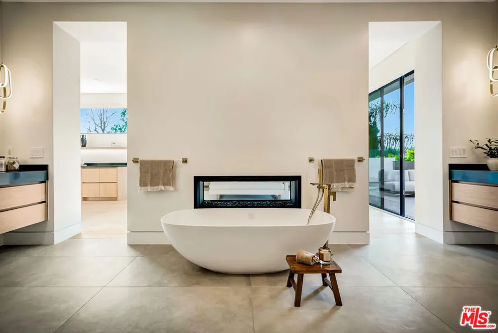15743 Hesby Street Encino, CA 91436