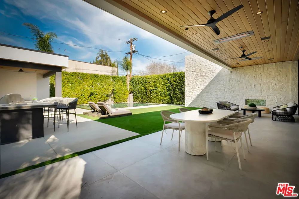 15743 Hesby Street Encino, CA 91436