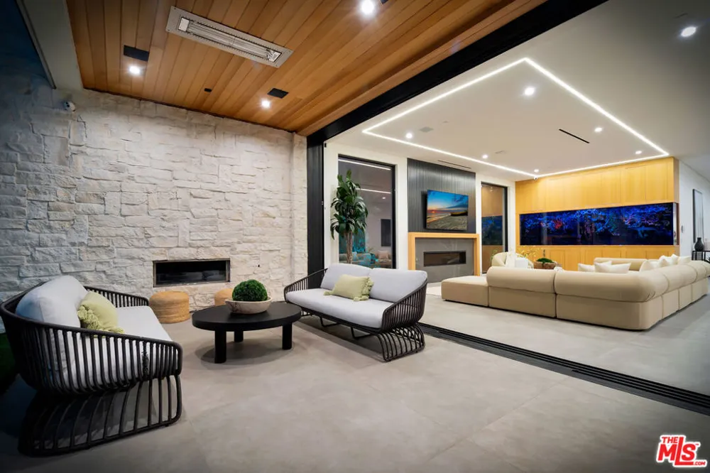 15743 Hesby Street Encino, CA 91436