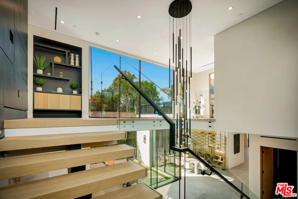 15743 Hesby Street Encino, CA 91436