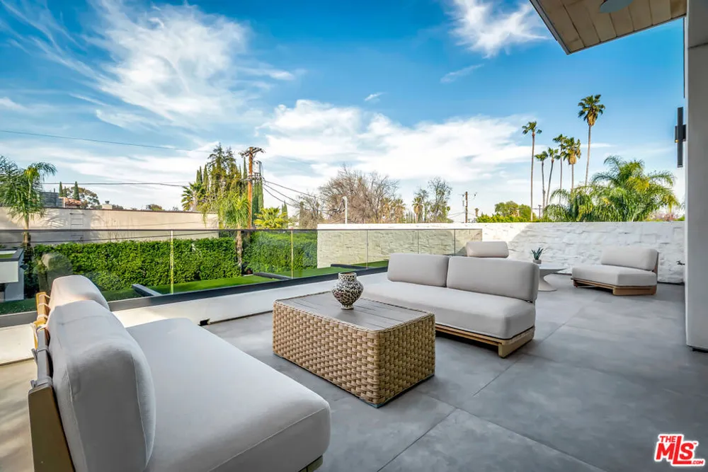 15743 Hesby Street Encino, CA 91436