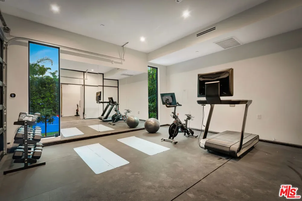 15743 Hesby Street Encino, CA 91436