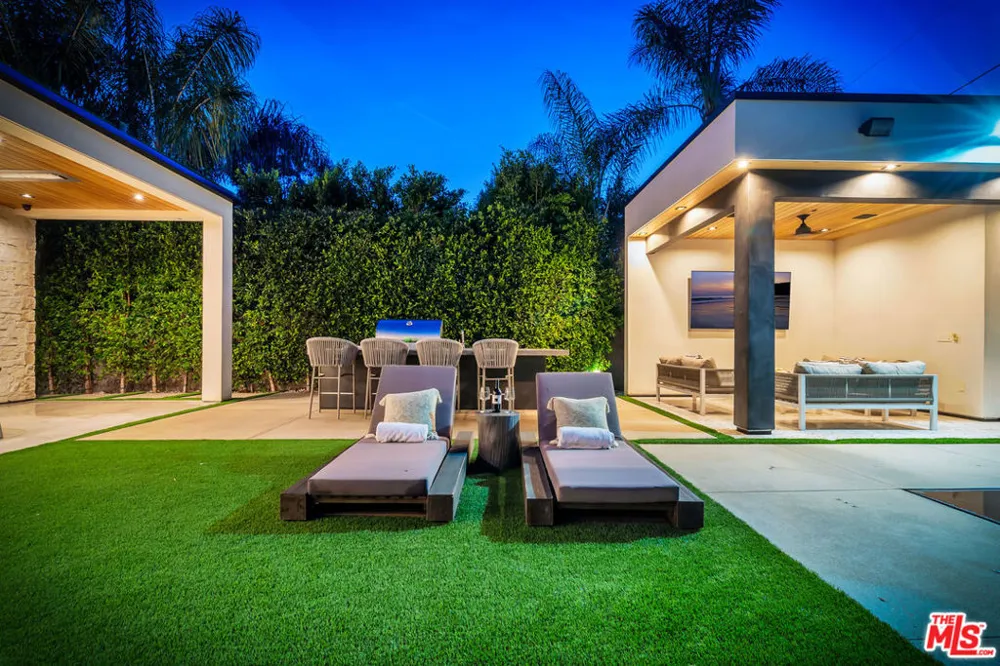15743 Hesby Street Encino, CA 91436