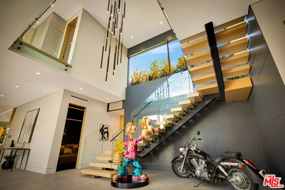 15743 Hesby Street Encino, CA 91436