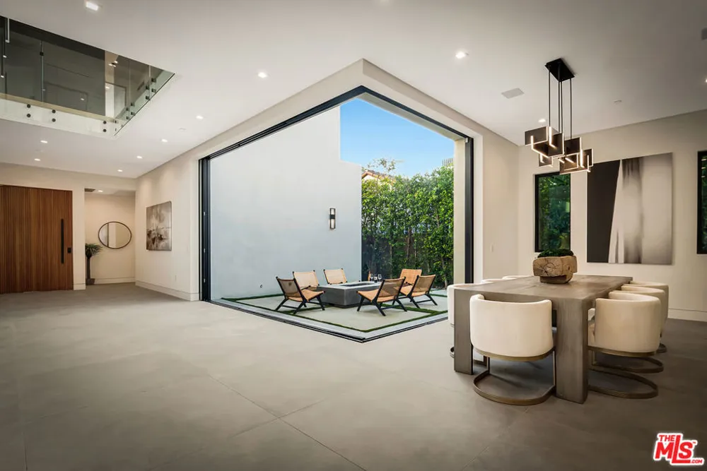 15743 Hesby Street Encino, CA 91436
