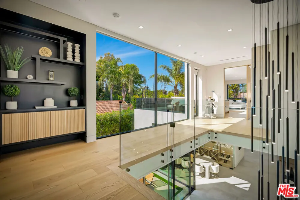 15743 Hesby Street Encino, CA 91436