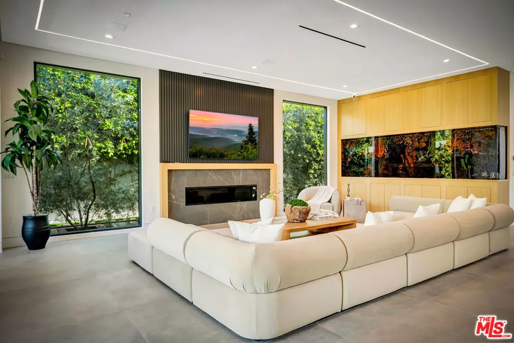 15743 Hesby Street Encino, CA 91436