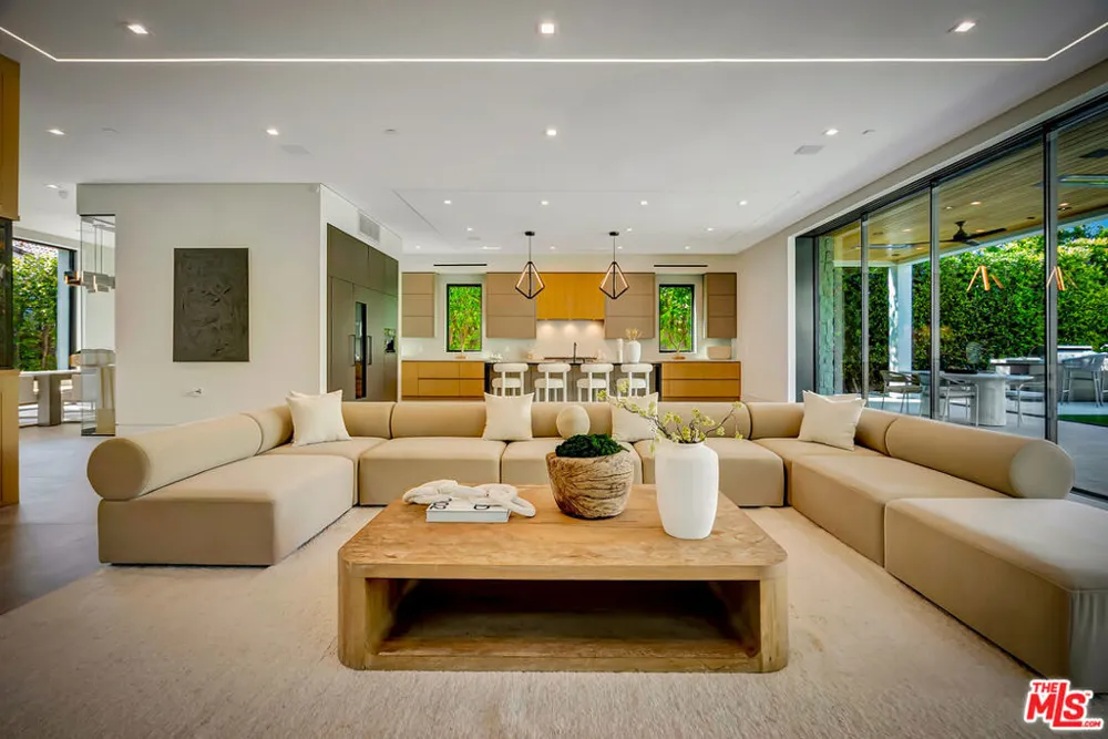15743 Hesby Street Encino, CA 91436