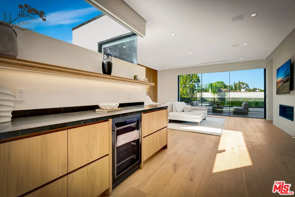 15743 Hesby Street Encino, CA 91436