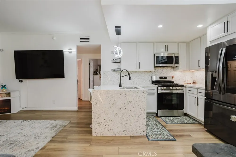 10943 Laurel Canyon #14 San Fernando, CA 91340