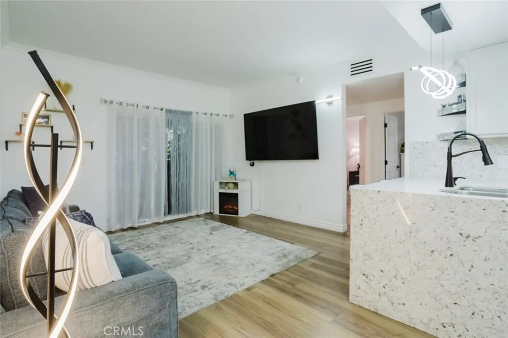 10943 Laurel Canyon #14 San Fernando, CA 91340