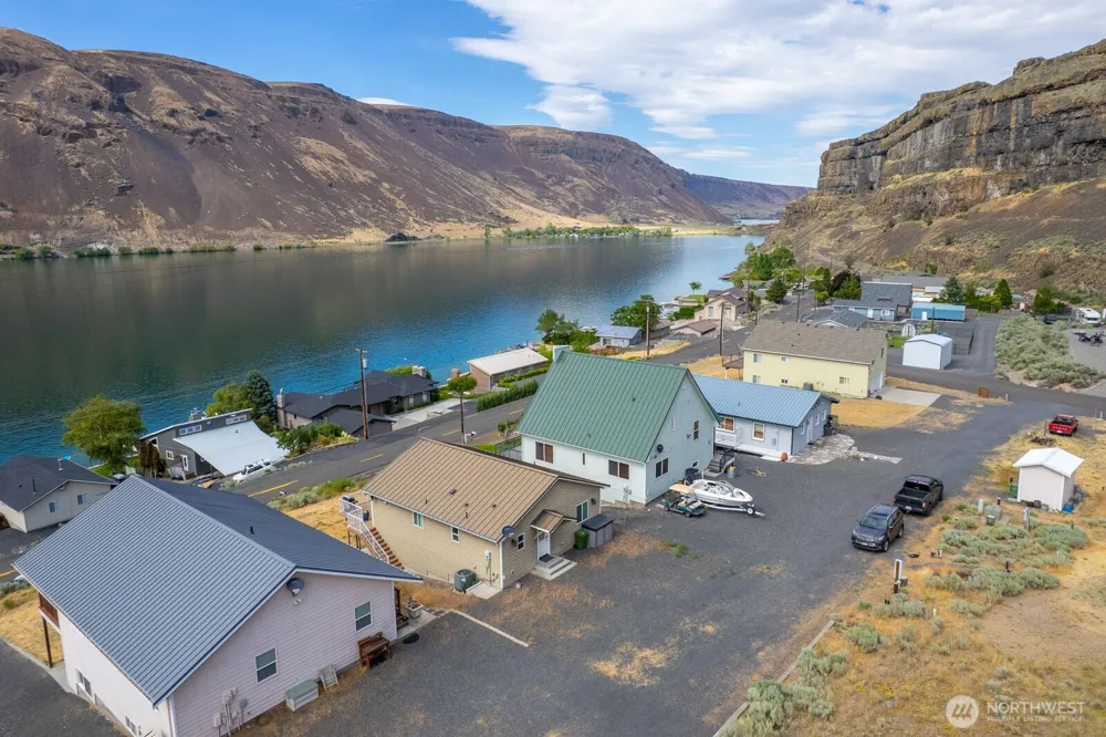 32611 Lakeshore Drive NE Coulee City, WA 99115