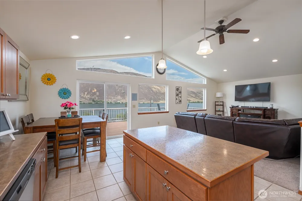 32611 Lakeshore Drive NE Coulee City, WA 99115