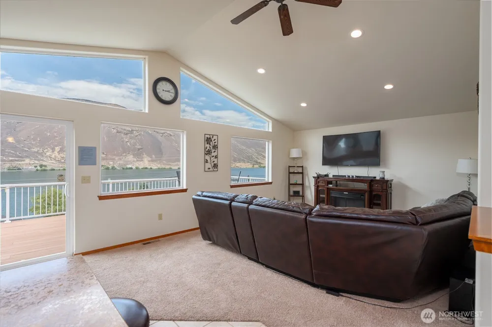 32611 Lakeshore Drive NE Coulee City, WA 99115