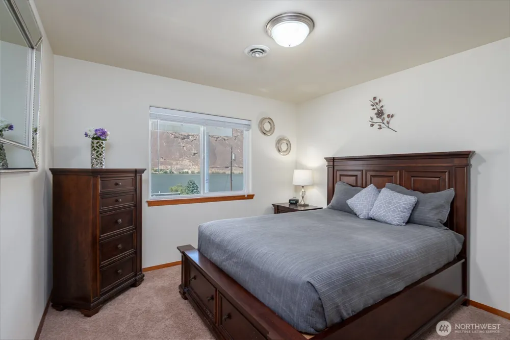 32611 Lakeshore Drive NE Coulee City, WA 99115