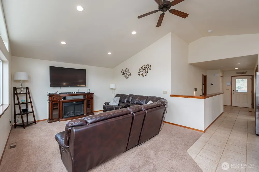 32611 Lakeshore Drive NE Coulee City, WA 99115