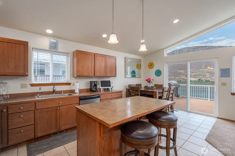 32611 Lakeshore Drive NE Coulee City, WA 99115