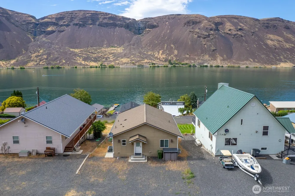 32611 Lakeshore Drive NE Coulee City, WA 99115