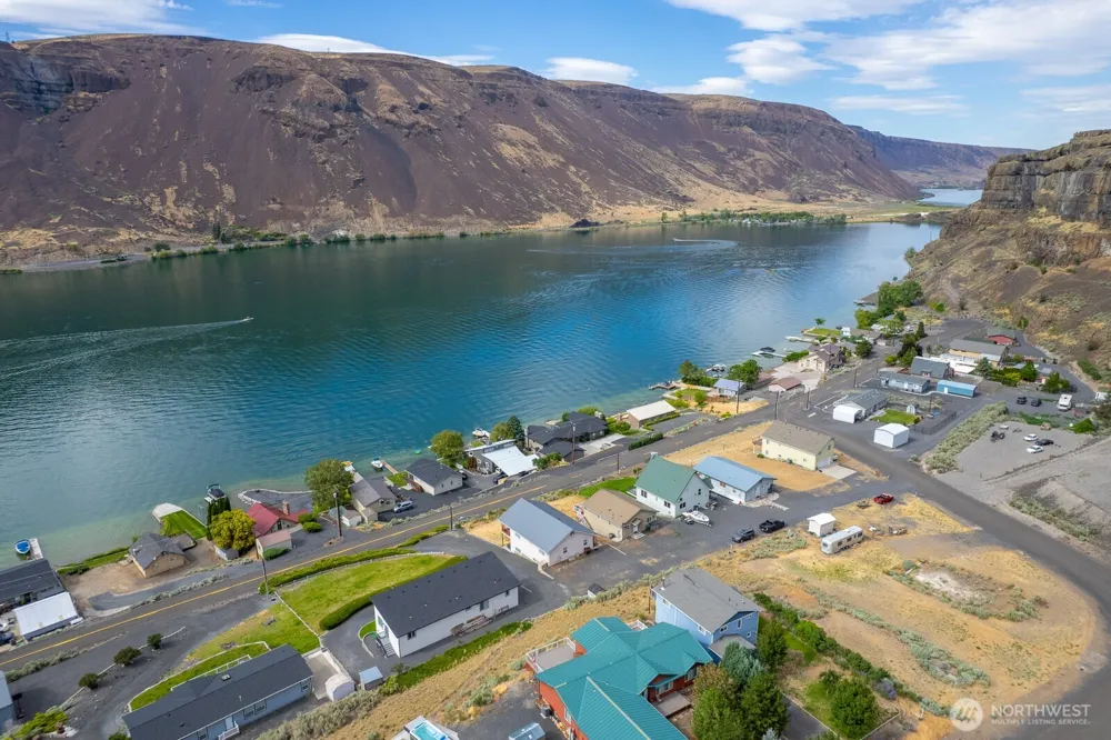 32611 Lakeshore Drive NE Coulee City, WA 99115