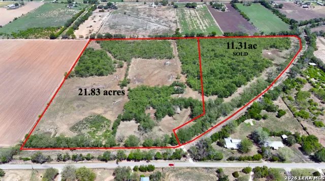 304 County Road 6611 Devine, TX 78016