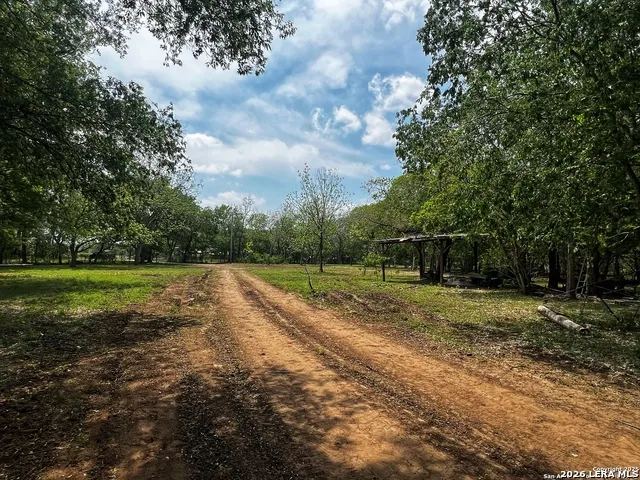 304 County Road 6611 Devine, TX 78016