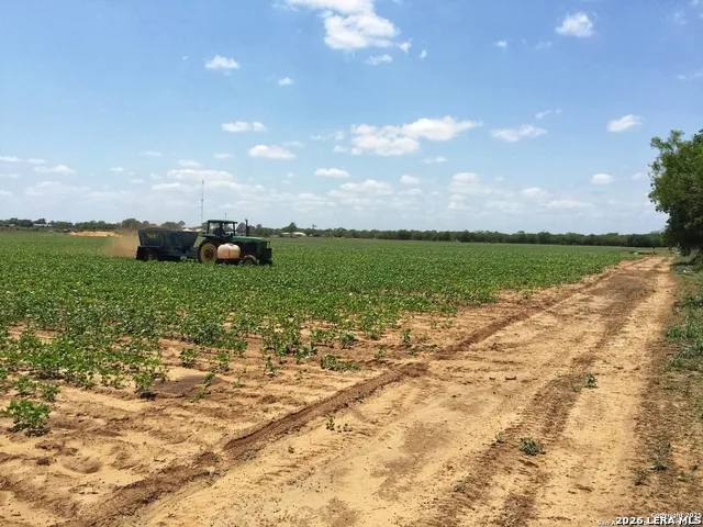 304 County Road 6611 Devine, TX 78016