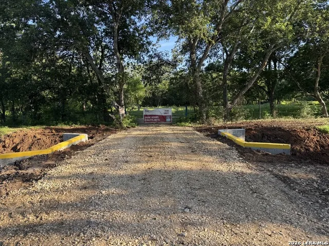 304 County Road 6611 Devine, TX 78016