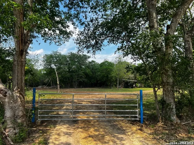 304 County Road 6611 Devine, TX 78016