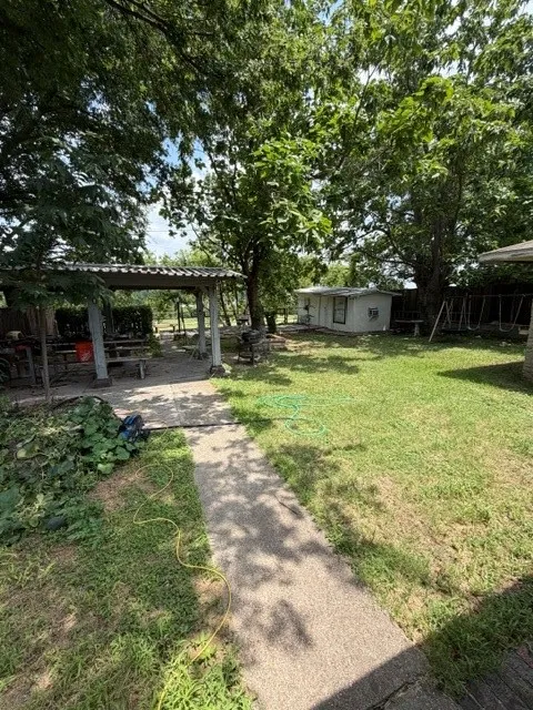 430 W Phillips Court Grand Prairie, TX 75051