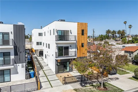 2847 S Victoria