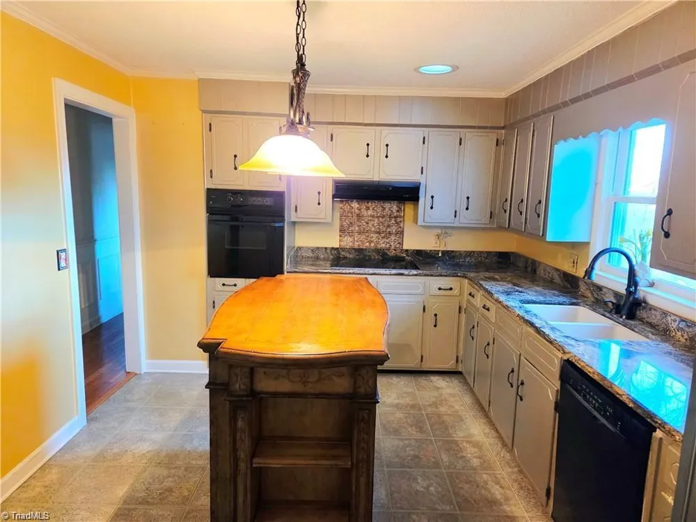 1524 Holly Circle Wilkesboro, NC 28697