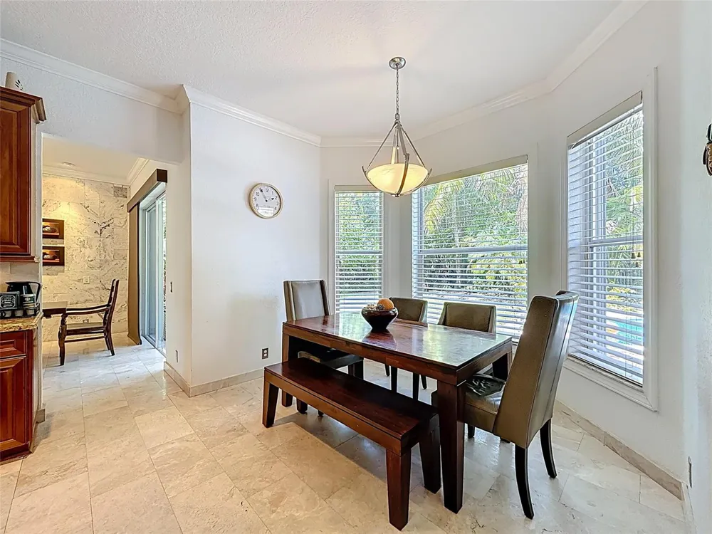 1673 VICTORIA POINTE CIRCLE Weston, FL 33327