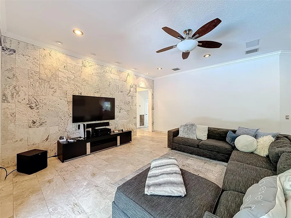 1673 VICTORIA POINTE CIRCLE Weston, FL 33327