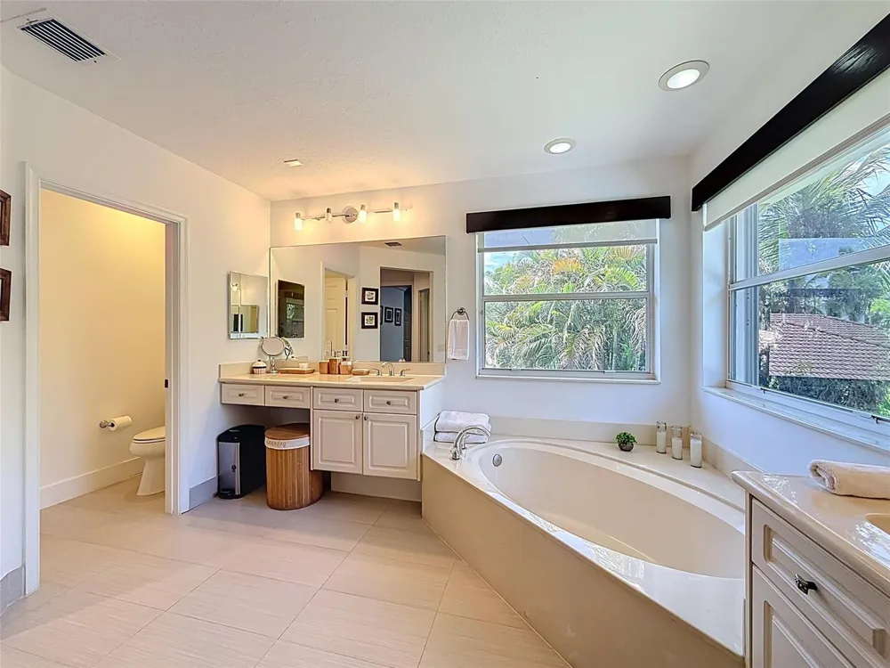 1673 VICTORIA POINTE CIRCLE Weston, FL 33327