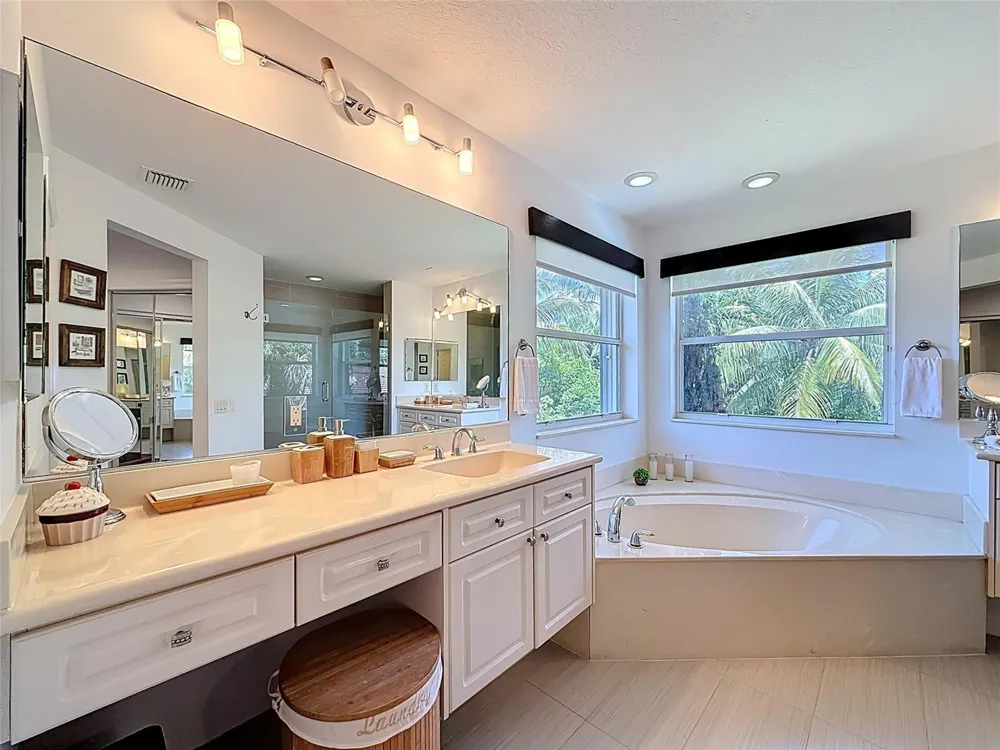 1673 VICTORIA POINTE CIRCLE Weston, FL 33327