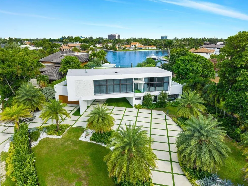 19 Gatehouse Road Sea Ranch Lakes, FL 33308