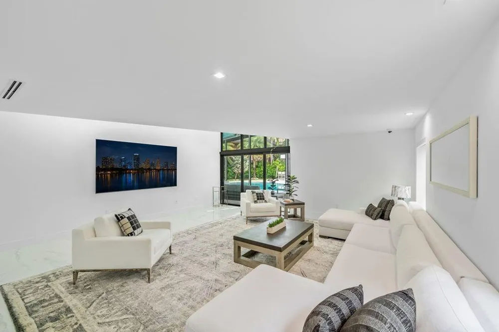 19 Gatehouse Road Sea Ranch Lakes, FL 33308