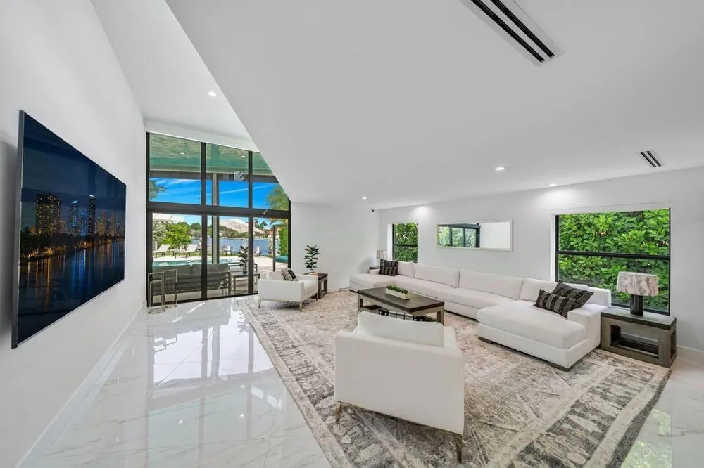 19 Gatehouse Road Sea Ranch Lakes, FL 33308
