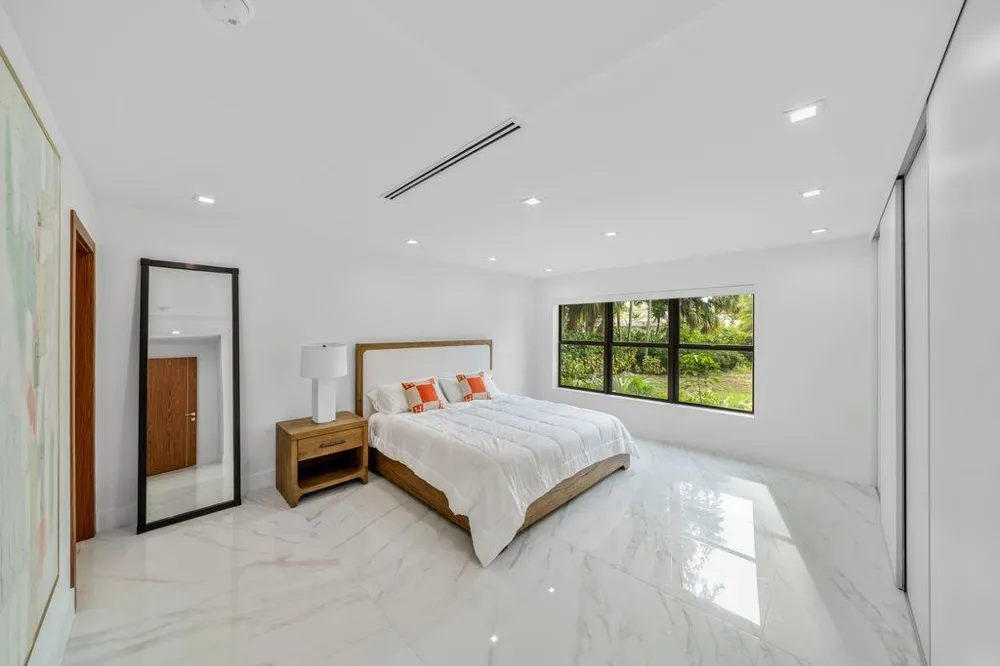 19 Gatehouse Road Sea Ranch Lakes, FL 33308