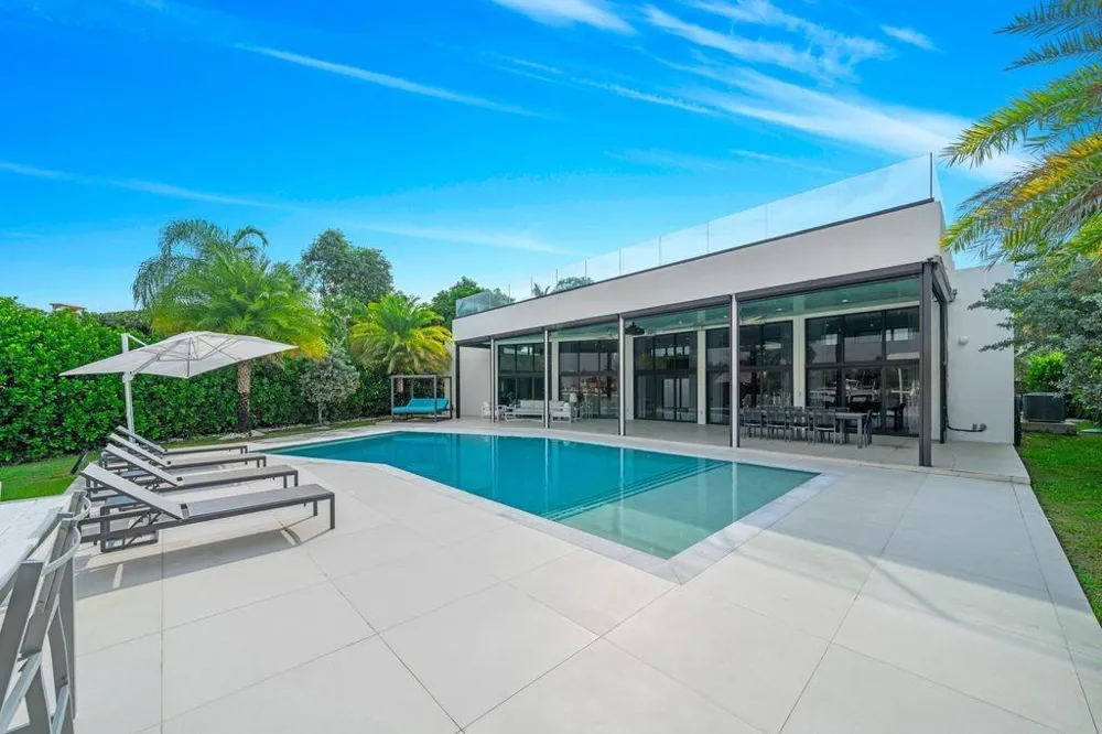 19 Gatehouse Road Sea Ranch Lakes, FL 33308
