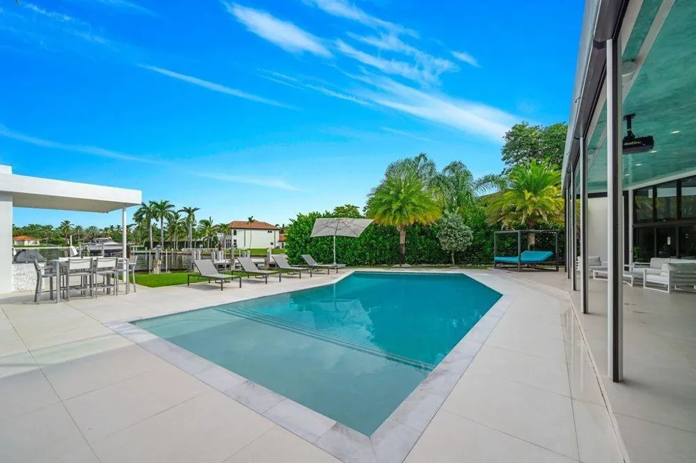 19 Gatehouse Road Sea Ranch Lakes, FL 33308