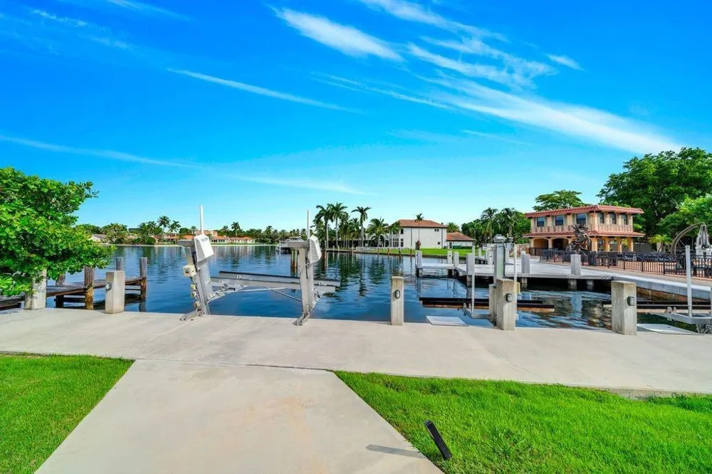 19 Gatehouse Road Sea Ranch Lakes, FL 33308