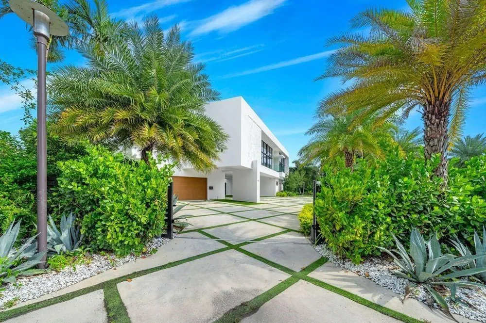 19 Gatehouse Road Sea Ranch Lakes, FL 33308