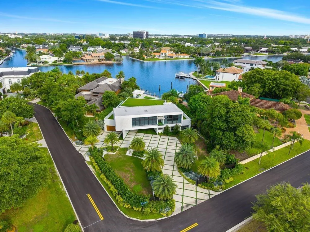 19 Gatehouse Road Sea Ranch Lakes, FL 33308