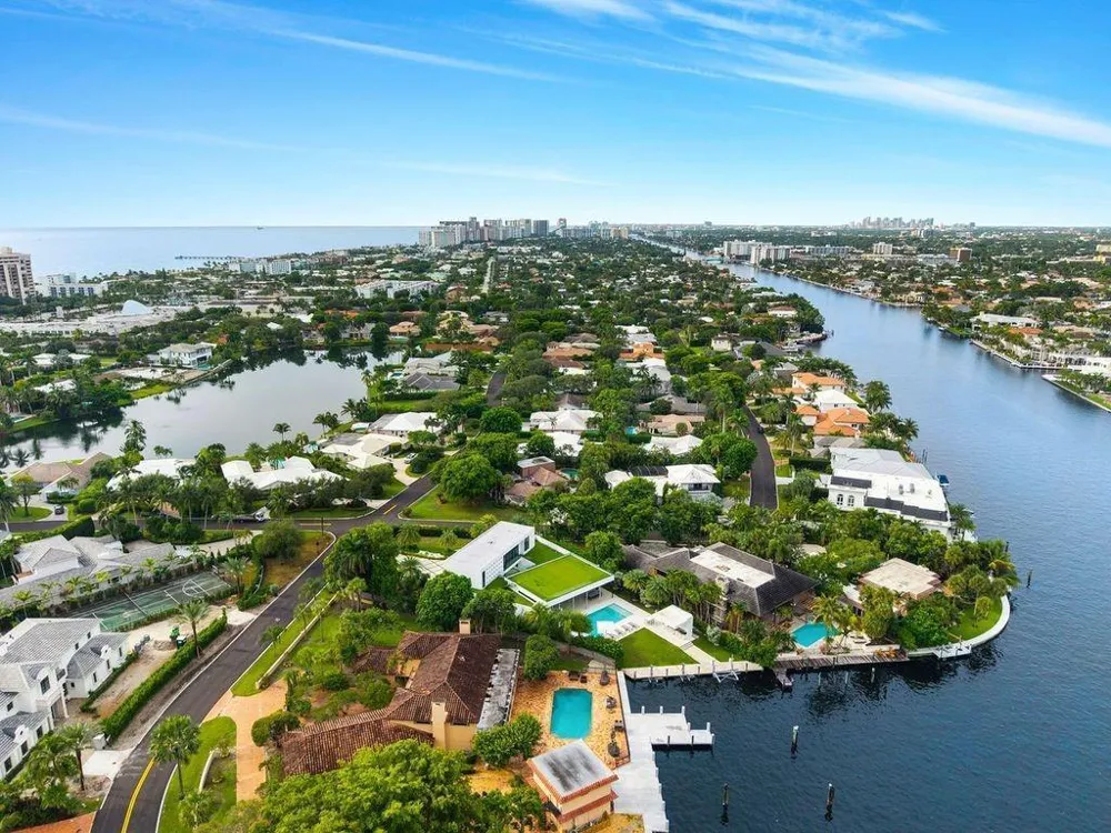 19 Gatehouse Road Sea Ranch Lakes, FL 33308