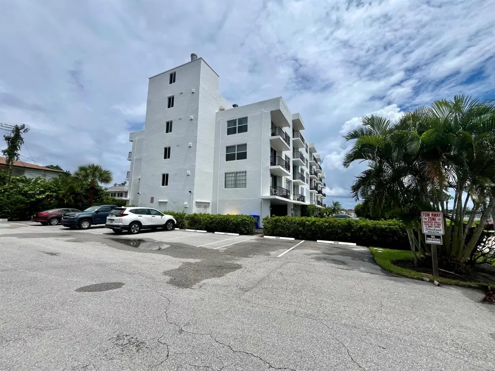 301 Croton Avenue #305 Lantana, FL 33462