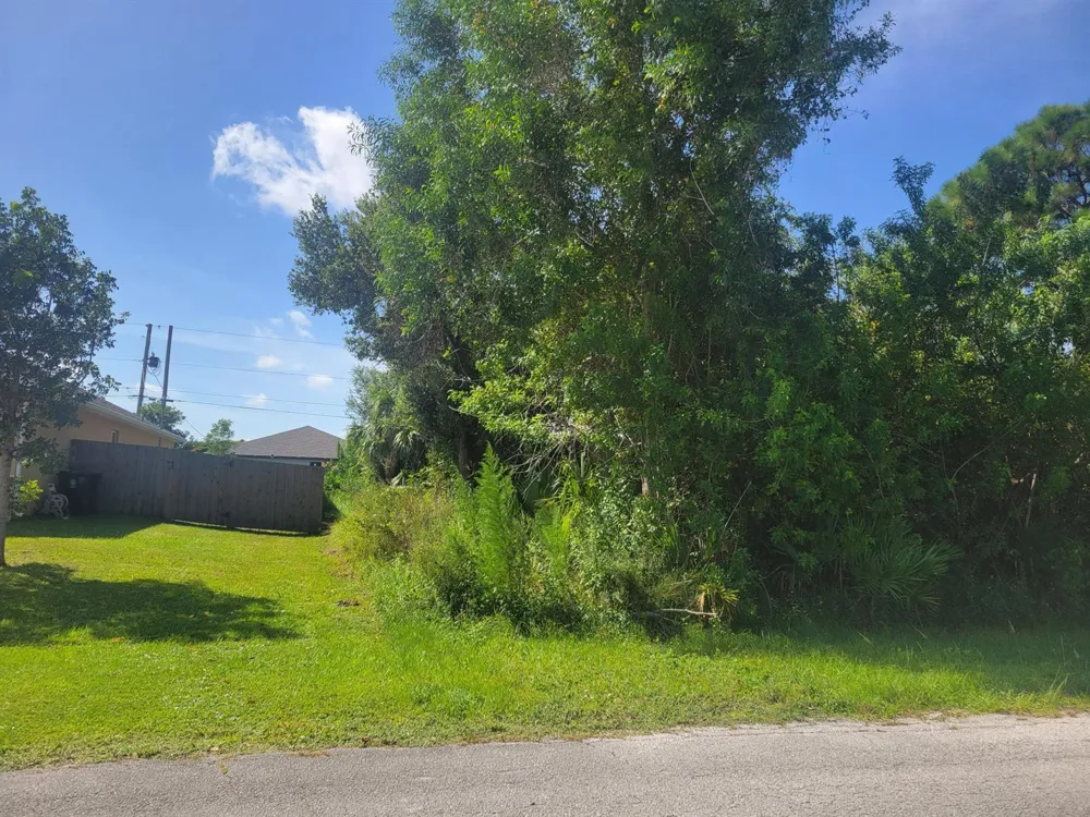 474 SW Kaabe Avenue Port St. Lucie, FL 34953