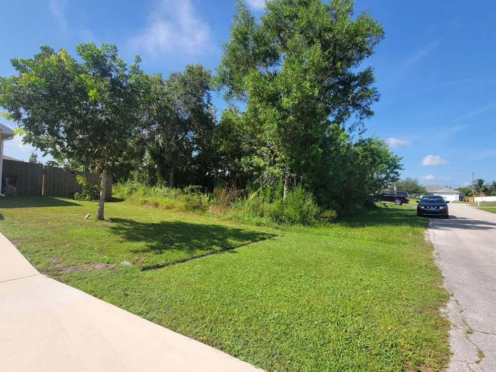 474 SW Kaabe Avenue Port St. Lucie, FL 34953